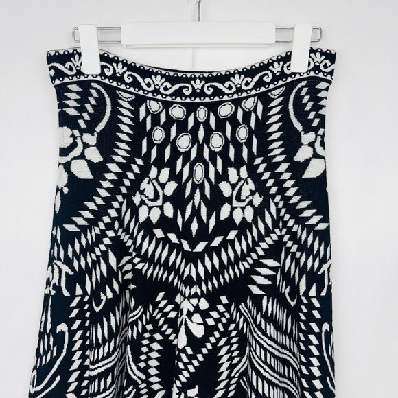 Black & White Patterned Knit Skirt With Intricate Geometric Design - Picture 3 of 12